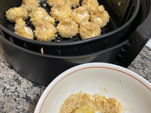 平舖在氣炸鍋籃內