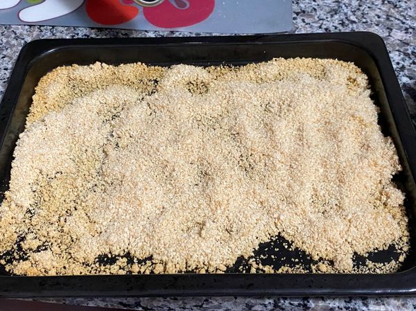 製作麵包糠：
         ***食物處理機一定不要有水份喲***
白麵包2片用食物處理機打至粉碎，焗爐預熱190C（375F），焗8-9分鐘，微微金黃乾身即可。
用鹽和胡椒粉調味，放涼備用