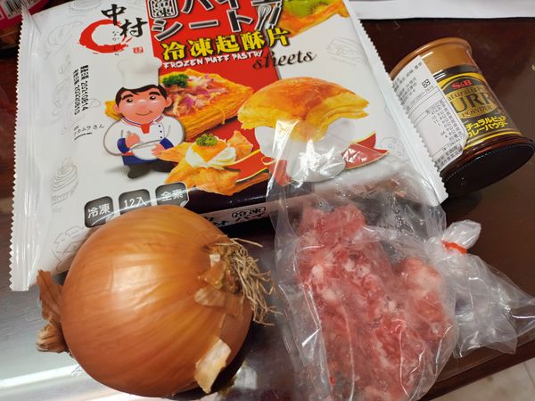 準備食材
起酥片取出使用的片數，室溫放置一會，比較好反折包住食材（第一次使用全聯的冷凍起酥片，味道比較重@@）（下次要改回用旺來昌的！但比較遠...）