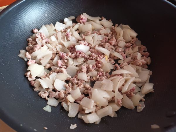 洋蔥切丁
炒菜鍋倒油，炒熟洋蔥、豬絞肉，加咖哩粉拌勻，放涼備用