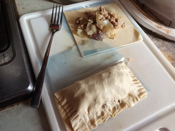 起酥片包住食材，叉子周圍壓一壓，氣炸200度5分