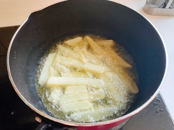 中大火燒熱油，放入薯條。
