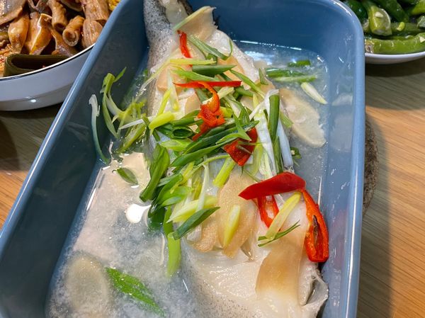 1）準備盤子，放五片薑片在盤子內 
2）將鱈魚雙面撒鹽，放到盤內，再鋪上薑片
3）再放上薑片
4）電鍋內放入9格水，放入魚，蒸蒸
5）電鍋跳起來後，把蔥絲和辣椒絲放上，蓋上蓋子，悶一下下，完成。✅