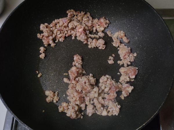 肉末先炒半熟加入蒜末後拌炒一下