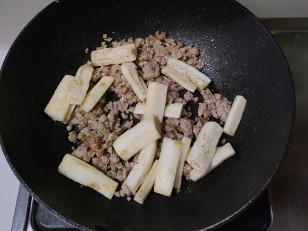 再加入茄子以及調味
茄子入味即可成盤
帶一點醬汁一起拌飯
成盤後灑上一點蔥花