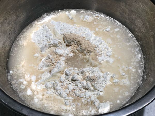 小籠包皮的材料全部下攪拌盆。