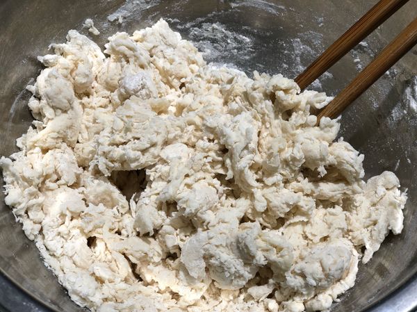 先用筷子把它攪拌至無粉狀態。