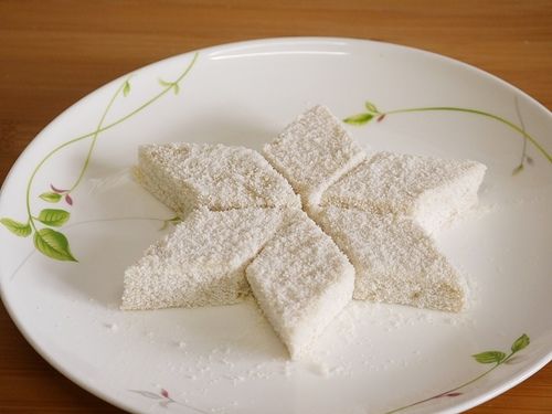成形後切菱形塊(或方塊)沾椰纖粉即成香軟嫩之雪花糕。