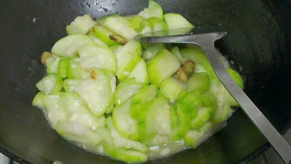 起油鍋→薑片爆香→倒入絲瓜片平均拌炒均勻(不需要加水)