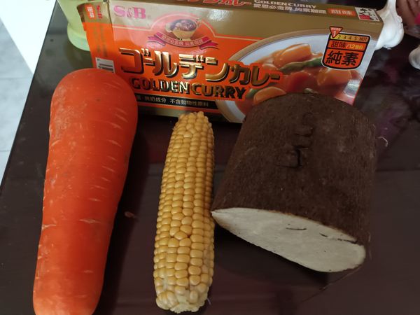 準備食材
帶手套，山藥削皮，切小塊
紅蘿蔔削皮切丁