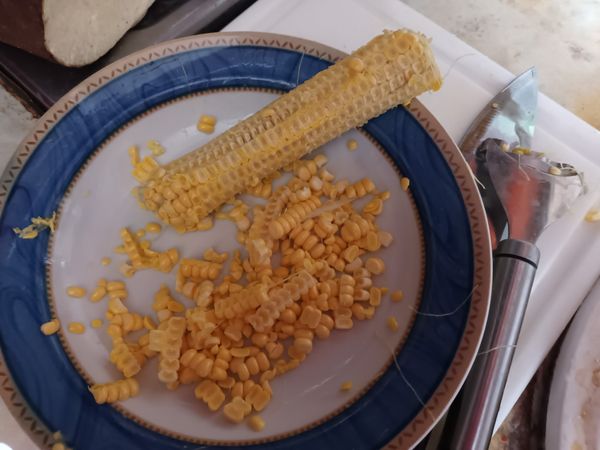 玉米洗淨，切下玉米粒