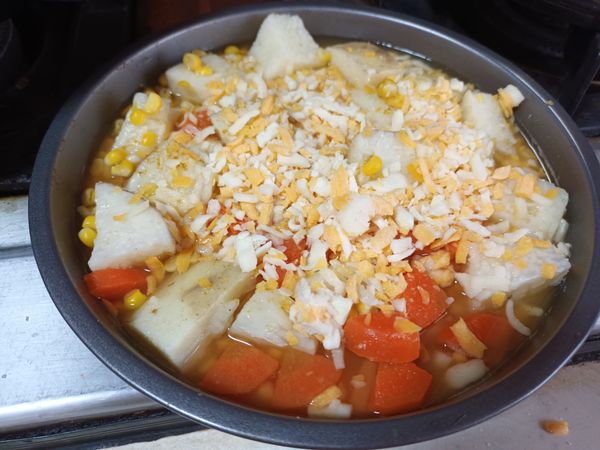 素咖哩塊＋200cc水煮至融化，淋在山藥上，灑乳酪絲，烤箱預熱，上火180下火100，烤5分至乳酪絲融化即可