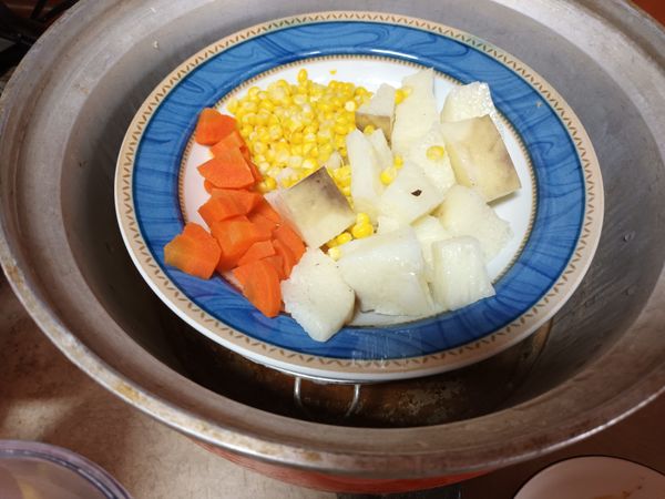 把山藥、紅蘿蔔、玉米粒，電鍋1杯水蒸熟，燜10分