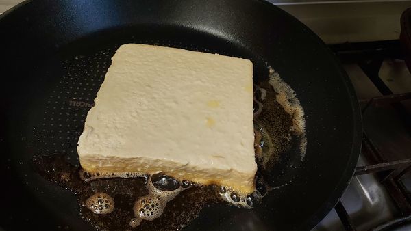 無鹽奶油先在鍋中融化   將吐司放進鍋中
