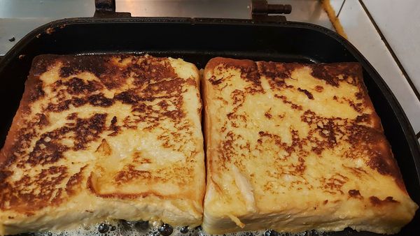 將二面先煎至金黃微焦    再將四邊也加熱