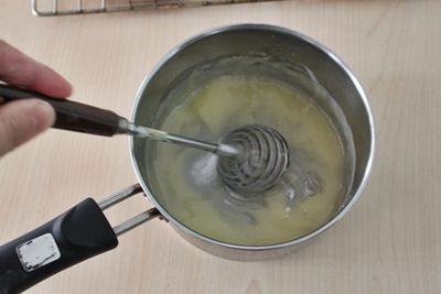 [起司醬汁]將奶油放置小鍋蓋中小火加熱，融化後離火，馬上加入麵粉用打蛋器快速攪和。