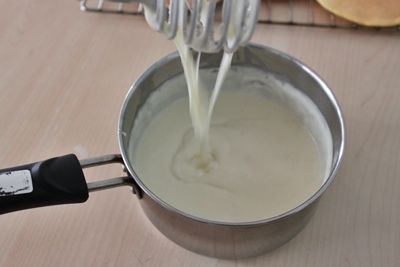 [起司醬汁]再把剩下牛奶一次倒入，再次以小火加熱到濃稠(持續攪拌)，加進起司繼續攪拌到融化光滑。