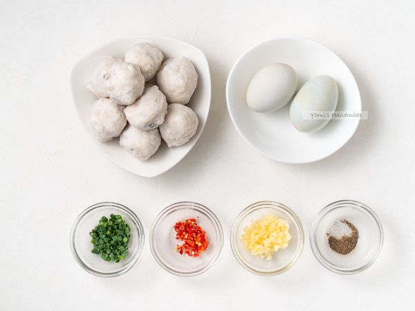 準備好所有材料，花枝丸事先退冰，蒜頭、辣椒切末，蔥切蔥花