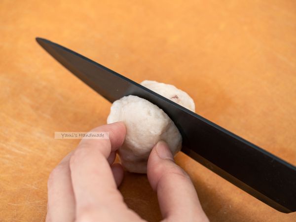 將花枝丸對切成兩半