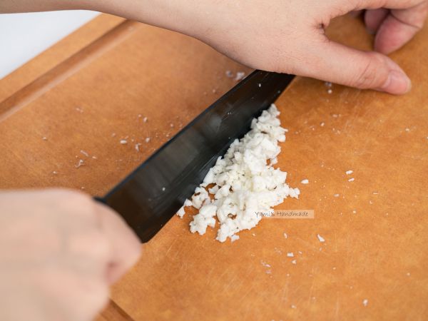 取 1/2 顆的蛋白切末，剩下的其他蛋白可以留下來炒別的菜