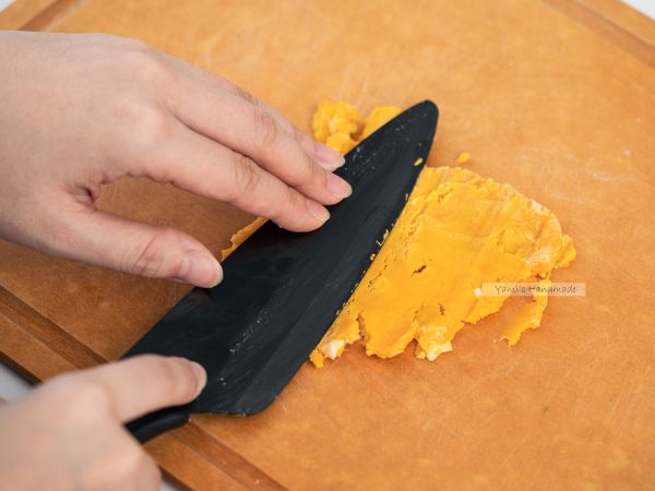 將鹹蛋黃壓成泥狀