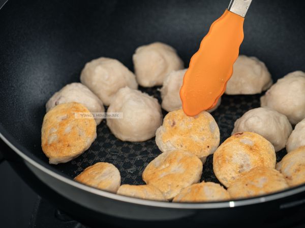 將花枝丸煎至兩面金黃後盛起備用