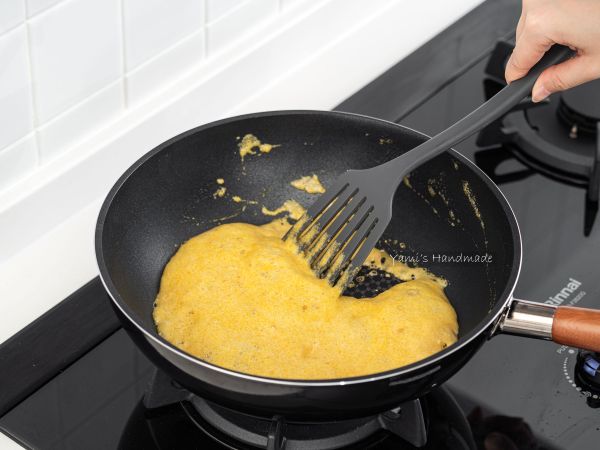 攪拌至鹹蛋黃起泡