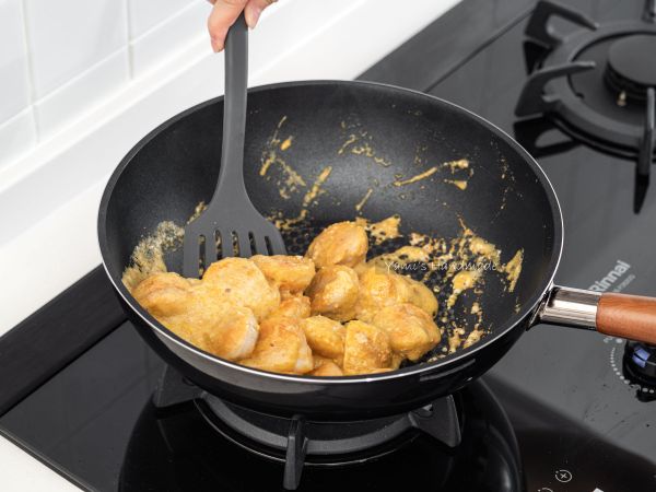 放入花枝丸拌勻，讓鹹蛋黃均勻包裹花枝丸