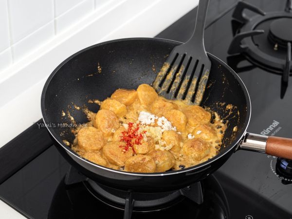 放入鹹蛋白、蒜末、辣椒末拌勻