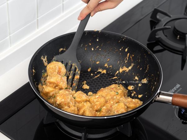 放入蔥花與胡椒粉提味，即可盛盤