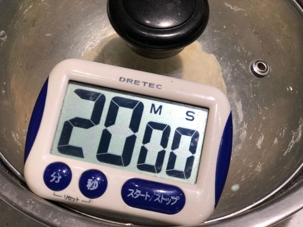 大致成團後加蓋靜置20分鐘再揉。

*手強壯有力的人可以無需靜置，直接揉到光滑（可能需要10幾分鐘。）