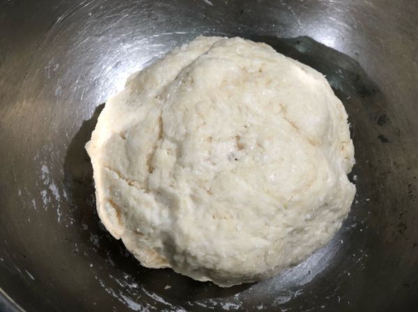 最近天氣很熱，所以靜置的時候也會慢慢地發起來，沒關係。

時間到開始揉麵糰到表面光滑。