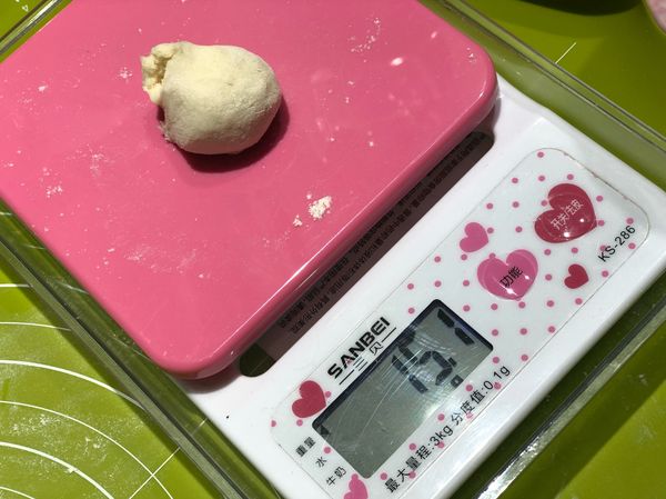 直接用手拉開，均成等重的小麵團，或是秤重切分成每個15公克的小麵團。