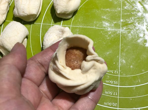 分好的小麵團每個揉捏整形成圓形，用保鮮膜蓋好。

壓扁擀成中厚邊緣薄的圓片，包入肉餡。（每個15公克或是以包的進去為基準）。