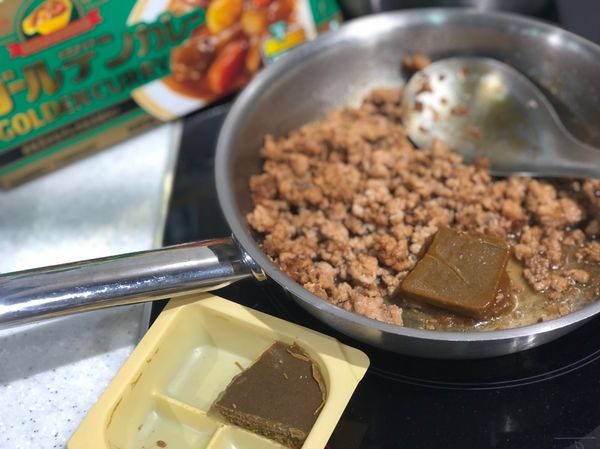 加入80ml水煮滾，（水不能放太多不然會變成肉湯）熄火加入S&amp;B 金牌咖哩塊（中辣）1小塊炒拌至融化。

一塑膠盒裡面有四小塊，每兩小塊約三盤份量。