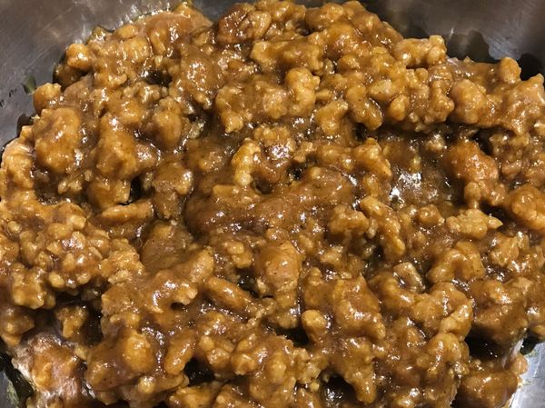 開火繼續煮拌至水分收乾。

先放涼（或冷藏到涼），與剩下的200g絞肉（生肉）拌勻，冷藏備用。