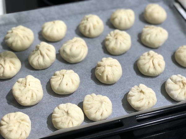 放在蒸籠裡（下面放40-50度溫水）發酵30分鐘。

今天我放微波爐裡使用發酵功能。
發到小籠包變大又變輕。