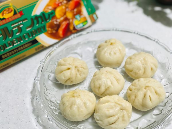 S&amp;B 金牌咖哩塊（中辣）幫肉餡增加了香味，咖哩塊自帶澱粉，做出來的肉餡有黏性蠻好包的。

半夜出爐的21個小籠包，差點就忘記半夜吃東西會肥直接吃光，要用左手抓住右手才好不容易留了一半當隔天早餐⋯⋯。