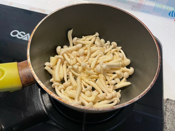 雪白菇放下去中火炒到變軟出水