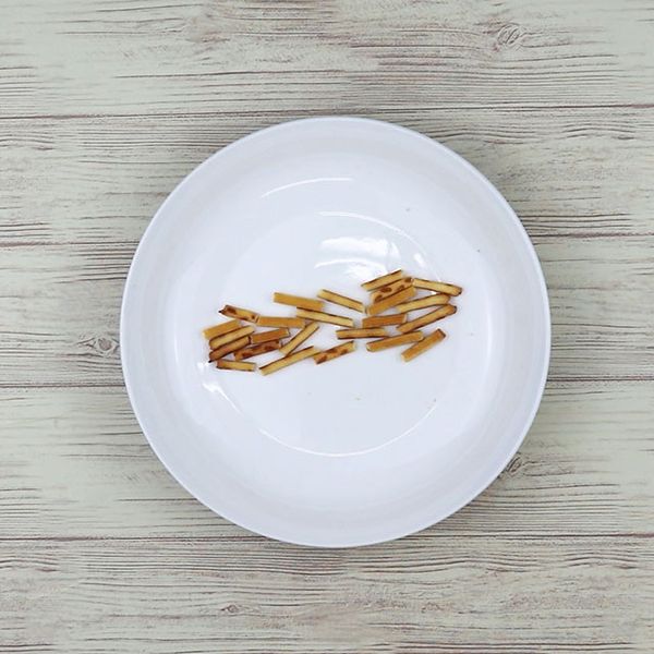 蘋果皮切細丁狀備用
PRETZ一枝分成６段（４枝共２４段）備用
粉糖加紅色素拌勻備用