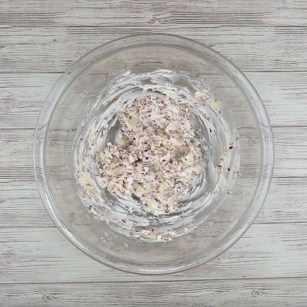 奶油放室温待軟、用打蛋器攪拌至乳化狀態、加砂糖和蘋果皮細丁、用打蛋器攪拌均勻。