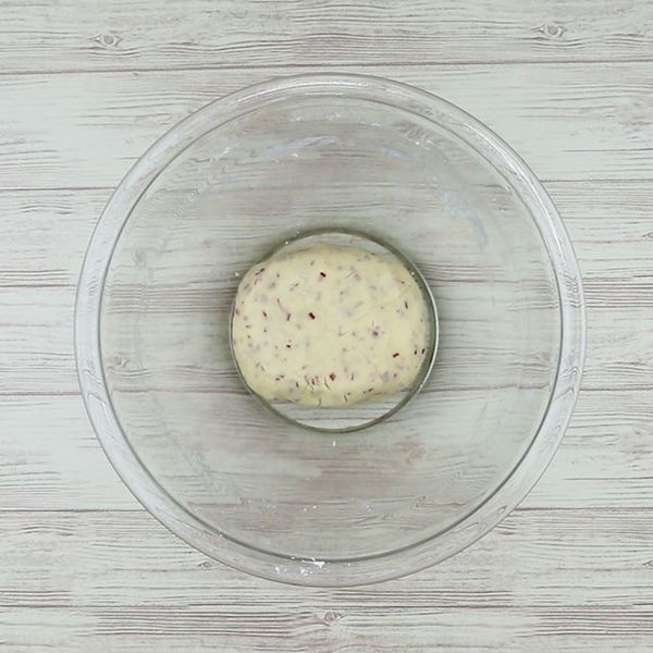 加低筋麺粉。
用橡皮刮刀邊切、邊將其慢慢混合。若是大力攪拌、烤出來的餅乾會很硬、不好吃。