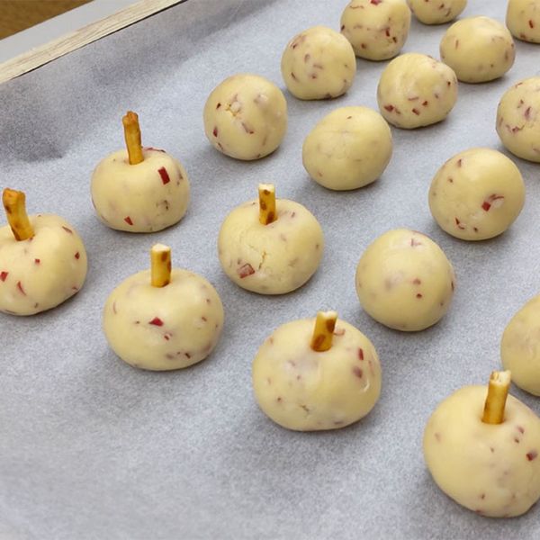 完成的麺團分24等份。
毎１等份都搓圓並分別挿上PRETZ。
進160℃烤箱烤25分鐘取出待涼。