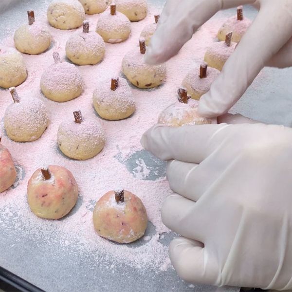 烤好的餅乾微涼後、細心的沾上紅粉糖装飾。
上了粧、就更像蘋果囉！
這麼可愛的小蘋果、一定很受小朋友歓迎！