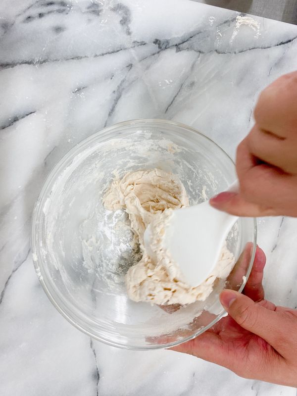 用飯匙將水、糖、鹽混合，再倒入酵母溶解，加入麵粉、液態油拌合，不需要揉麵，只要攪拌到看不到麵粉顆粒即可。

註：這個階段麵糰麵糰還很濕粘，用平滑的飯匙或是刮刀來拌合才不會粘手喔。