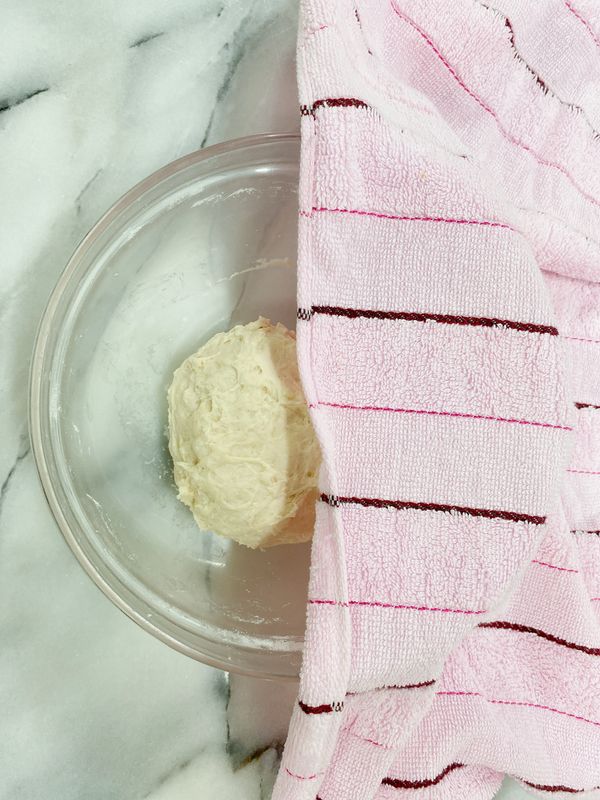 蓋上濕布，放在室溫下，讓麵糰休息30分鐘。
待休息完後可以看到麵糰已經慢慢形成筋性