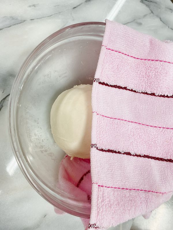 蓋上濕布，放在室溫下，讓麵糰鬆馳5分鐘。