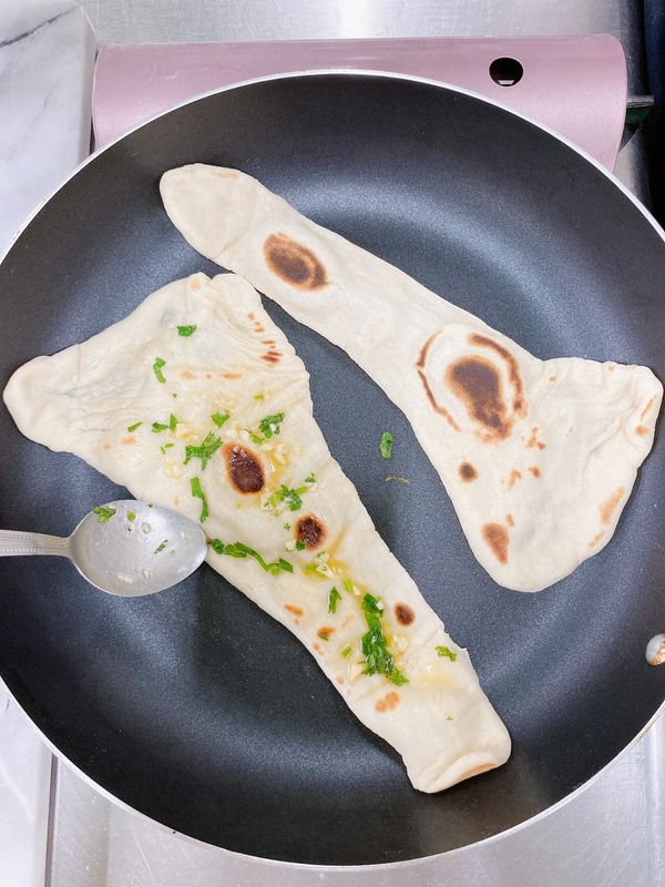 將另一面也烙上色，總加熱時間約3-5分鐘；
烙熟後趁熱用湯匙塗上蒜香奶油。

註1：如果爐火比較旺的話，可以增加翻轉的次數，烙到兩面有均勻的烙痕。
註2：用刷子的話香菜不容易沾附上來，建議用湯匙來塗抹比較好操作。