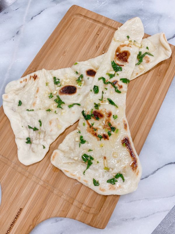 完成！
不刷蒜香奶油就是原味烤餅，也非常好吃喔！
未食用完也可冷凍保存，微波或回烤一下依舊美味喔~