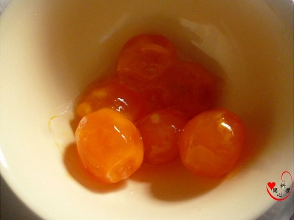 鹹蛋黃加入少許米酒蒸熟(或微波)